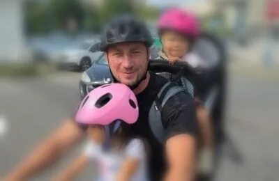 Marian Godină, reclamat penal pentru o fotografie cu fiicele sale pe bicicletă