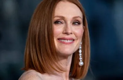 Julianne Moore și fiica sa, Liv Freundlich, au avut o apariție rară la Paris Fashion Week